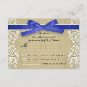 Witte kant, blauw lint en jute bruiloft RSVP Kaartje