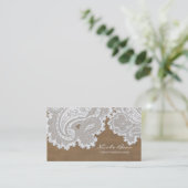 Witte kant en bruin rustiek chic elegante trouw visitekaartje (Staand voorkant)