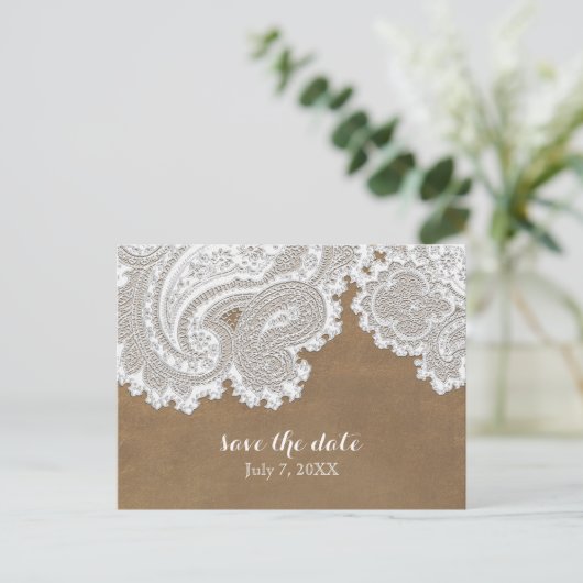 Witte kant en bruine rustieke chique elegante trou aankondigingskaart (Staand voorkant)