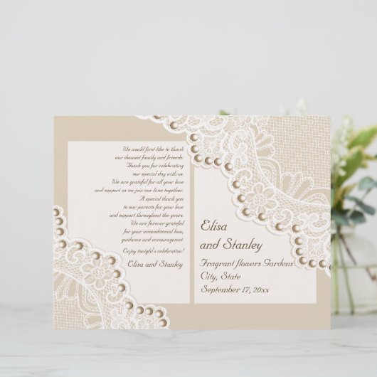 Witte kant en parels beige gevouwen trouwprogramma (Staand voorkant)