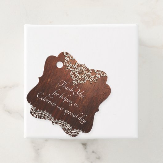 Witte kant en rustieke houtnerf bedankjes labels (In situ)