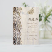 Witte kant & hart op hout bruiloft RSVP Kaartje (Staand voorkant)