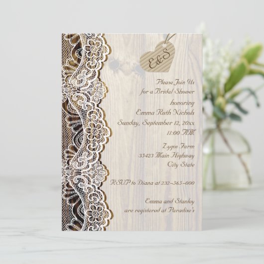 Witte kant & hart op houten bruiloft vrijgezellenf kaart (Staand voorkant)