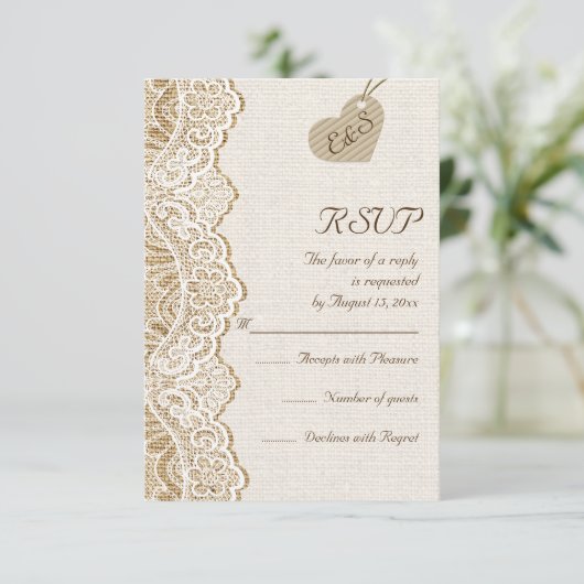 Witte kant & hart op jute bruiloft RSVP (Staand voorkant)