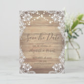Witte kant, houtstructuur, lichtjes Save The Date (Staand voorkant)