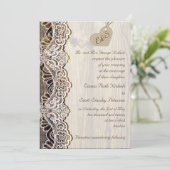 Witte kant & kartonnen hart op houten bruiloft kaart (Staand voorkant)