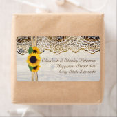 Witte kant, lint & zonnebloemen op houten huwelijk etiket (Insitu)