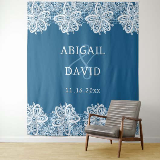 Witte kant op blauwe bruiloft achtergrond wandkleed (In situ)