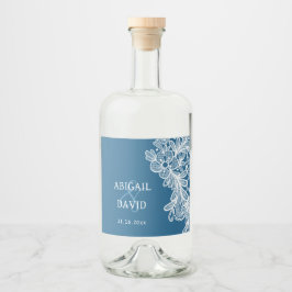 Witte kant op blauwe bruiloft likeurfles etiket