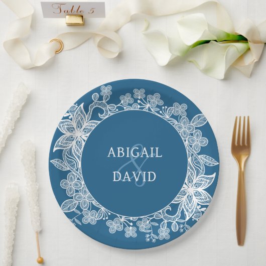 Witte kant op blauwe bruiloft papieren bordje (Huwelijk)