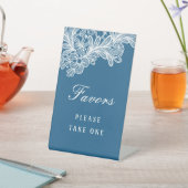 Witte kant op blauwe gunsten reclamebord met voetstuk (Insitu)