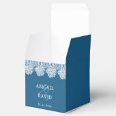 Witte kant op blauwe religieuze bruiloft kubus bedankdoosjes (Geopend)