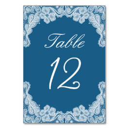 Witte kant op blauwe tafel nummer kaart