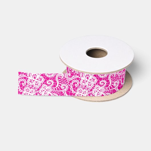 Witte kant op helder roze satijnen lint (Spoel)