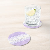 Witte kant op paarse aangepaste bruiloft papier on ronde kartonnen onderzetter (Insitu)