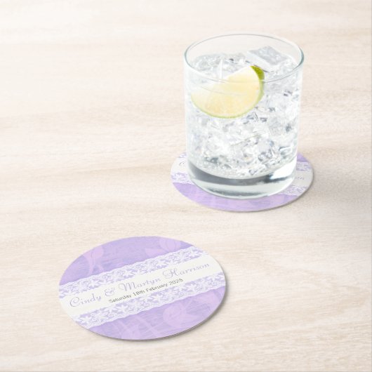 Witte kant op paarse aangepaste bruiloft papier on ronde kartonnen onderzetter (Insitu)