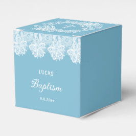 Witte kant op pastelblauwe doopkubus bedankdoosjes