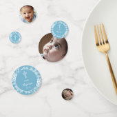 Witte kant op pastelblauwe dooptafel confetti (Groep)