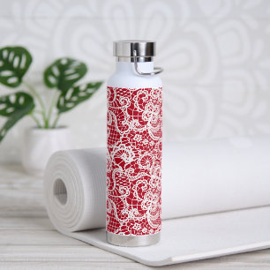 Witte kant op rood waterfles