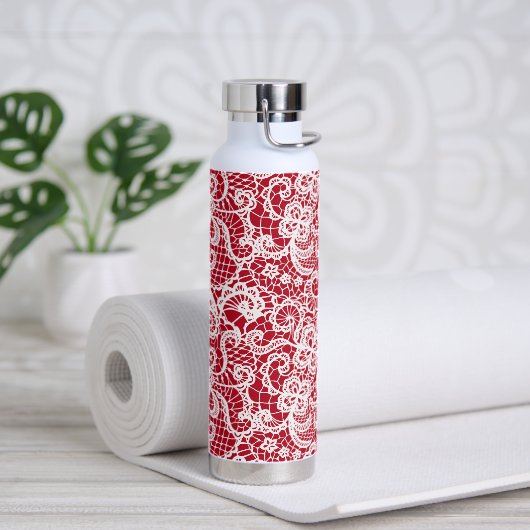 Witte kant op rood waterfles (Yoga)