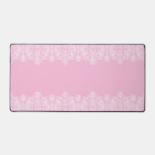 Witte kant op roze bureaumat (Voorkant)