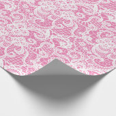 Witte kant op roze cadeaupapier (Hoek)