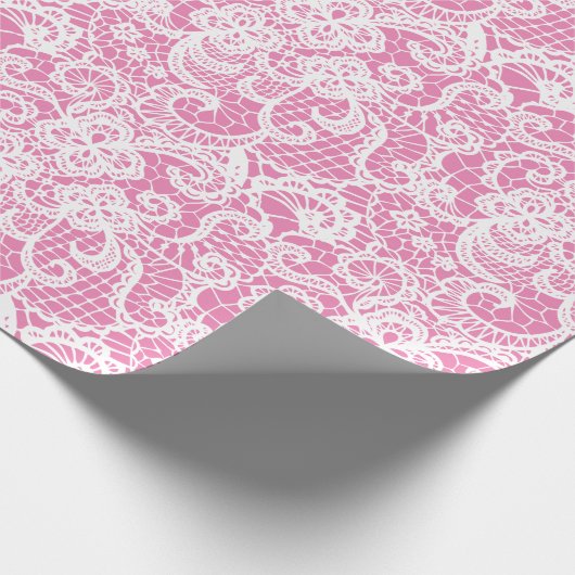 Witte kant op roze cadeaupapier (Hoek)