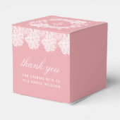 Witte kant op roze doopkubus bedankdoosjes (Achterkant)