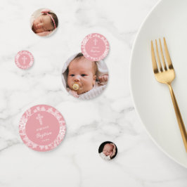 Witte kant op roze dooptafel confetti