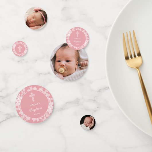 Witte kant op roze dooptafel confetti (Groep)