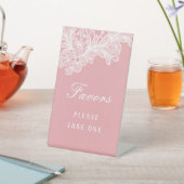 Witte kant op roze gunsten reclamebord met voetstuk (Insitu)