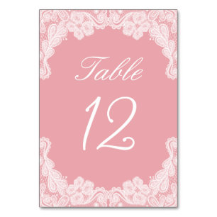 Witte kant op roze tafel nummer kaart