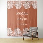 Witte kant op Terracotta bruiloft achtergrond Wandkleed (In situ)