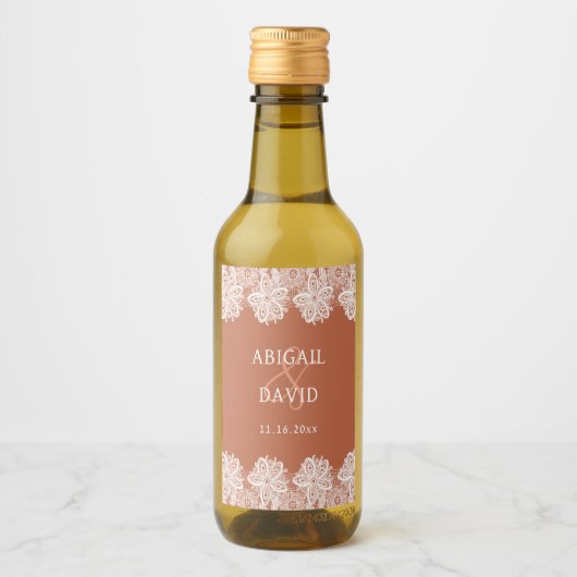 Witte kant op Terracotta bruiloft Mini Wijn Etiket (Voorkant)
