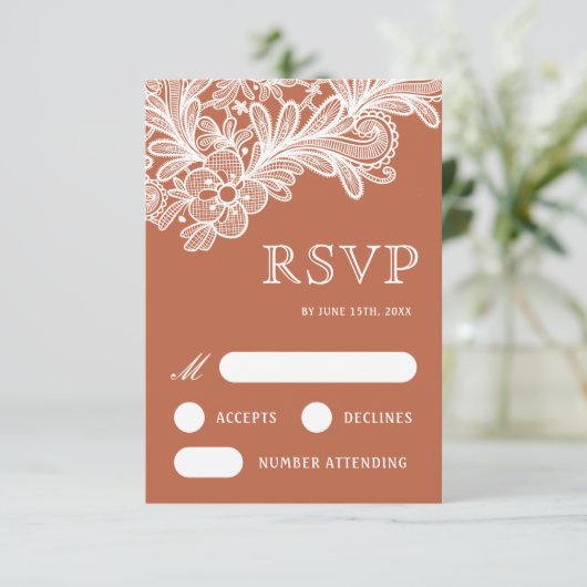 Witte kant op Terracotta bruiloft RSVP Kaart (Staand voorkant)