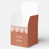 Witte kant op Terracotta religieuze bruiloft kubus Bedankdoosjes (Geopend)