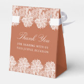 Witte kant op Terracotta religieuze bruiloft tent Bedankdoosjes (Achterkant)