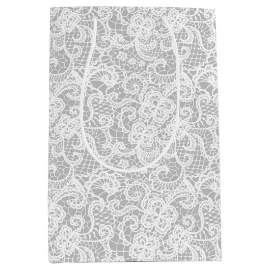 Witte kant op zilver medium cadeauzakje (Voorkant)