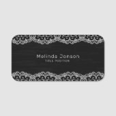 Witte kant op zwart naamplaatje (Voorkant)