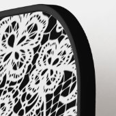 Witte kant op zwart pickleball paddle (Links Detail)