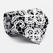 Witte kant op zwart stropdas (Opgerold)