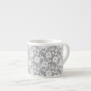 Witte kant patroon op grijze achtergrond espresso kop