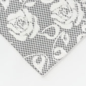 Witte kant patroon op grijze achtergrond fleece deken (Hoek)
