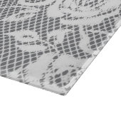 Witte kant patroon op grijze achtergrond snijplank (Hoek)