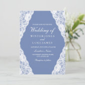 Witte kant stoffige blauwe elegante trouw uitnodig kaart (Staand voorkant)