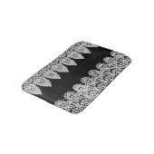 Witte kant vormt een delicate grens tegen zwart badmat (Gekanteld)