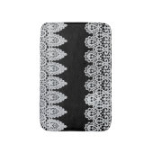 Witte kant vormt een delicate grens tegen zwart badmat (Voorkant Verticaal)