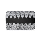 Witte kant vormt een delicate grens tegen zwart badmat (Voorkant)