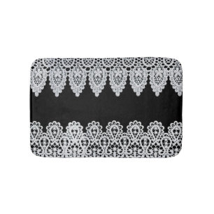 Witte kant vormt een delicate grens tegen zwart badmat