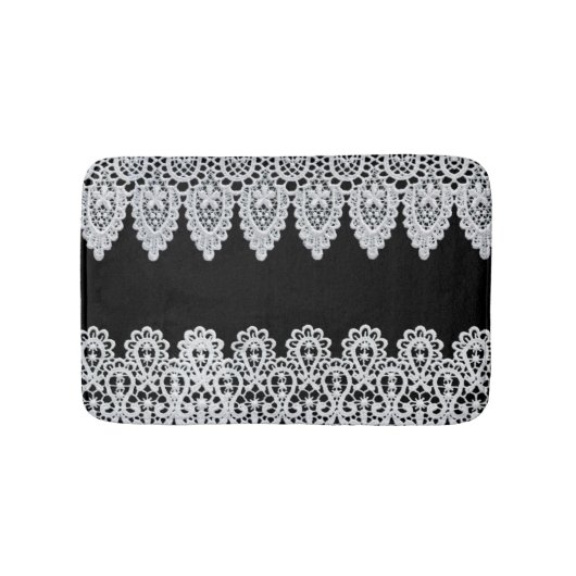 Witte kant vormt een delicate grens tegen zwart badmat (Voorkant)